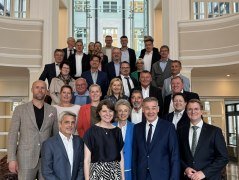 MdB Emmi Zeulner, 1. Vorsitzender Peter Berek, Gesch&auml;ftsf&uuml;hrer Frank Oette und der gesamte Vorstand des BHV mit den Verantwortlichen der Landesheilb&auml;derverb&auml;nde Deutschlands, &copy; Bayerischer Heilb&auml;der-Verband e.V.