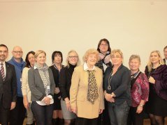 Gesundheitsministerin Melanie Huml (3. von rechts) und Vorsitzender Klaus Holetschek (links) mit den geehrten Pflegekr&auml;ften aus ganz Bayern, &copy; Bayerischer Heilb&auml;der-Verband e.V.