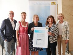 Bei der Übergabe des Förderbescheides von links: Dr. Dieter Frisch (LMU München), BHV-Projektleiterin Gabriella Squarra, die Amtschefin des Wirtschaftsministeriums Dr. Sabine Jarothe, Prof. Dr. Dr. Angela Schuh und Gisela Immich, LMU München.