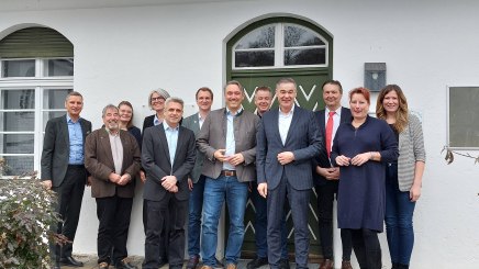 Bayerns Gesundheitsreiseziele setzen 2026 auf weiteres Wachstum. Das Prädikat „Bad“ soll dabei auch künftig Markenzeichen, Standortfaktor und Qualitätsversprechen zugleich sein, wie der Bayerische Heilbäder-Verband (BHV) bei seiner Vorstandssitzung im oberbayerischen Bad Tölz (Landkreis Bad Tölz-Wolfratshausen) deutlich machte. Hinten v.l.: Thomas Jahn (Vorsitzender Marketingausschuss), Julia Stetter (Bayerisches Staatsministerium für Ernährung, Landwirtschaft, Forsten und Tourismus), Frau Luise Turkowski (Bayerisches Staatsministerium für Ernährung, Landwirtschaft, Forsten und Tourismus), Tobias Kurz (2. Vorsitzender), Thomas Beck (Schatzmeister), Viktor Gröll (Rechnungsprüfer), Magdalena Resch (Geschäftsstelle); vorne v.l.: Dr. Christian Alex (Beratender Arzt), Frank Oette (Geschäftsführer), Dr. Ingo Mehner (Erster Bürgermeister Bad Tölz), Peter Berek (1. Vorsitzender), Brita Hohenreiter (Vorstandsmitglied und Kurdirektorin Bad Tölz)Foto: Bayerischer Heilbäder-Verband Bayerns Gesundheitsreiseziele setzen 2026 auf weiteres Wachstum. Das Prädikat „Bad“ soll dabei auch künftig Markenzeichen, Standortfaktor und Qualitätsversprechen zugleich sein, wie der Bayerische Heilbäder-Verband (BHV) bei seiner Vorstandssitzung im oberbayerischen Bad Tölz (Landkreis Bad Tölz-Wolfratshausen) deutlich machte. Hinten v.l.: Thomas Jahn (Vorsitzender Marketingausschuss), Julia Stetter (Bayerisches Staatsministerium für Ernährung, Landwirtschaft, Forsten und Tourismus), Frau Luise Turkowski (Bayerisches Staatsministerium für Ernährung, Landwirtschaft, Forsten und Tourismus), Tobias Kurz (2. Vorsitzender), Thomas Beck (Schatzmeister), Viktor Gröll (Rechnungsprüfer), Magdalena Resch (Geschäftsstelle); vorne v.l.: Dr. Christian Alex (Beratender Arzt), Frank Oette (Geschäftsführer), Dr. Ingo Mehner (Erster Bürgermeister Bad Tölz), Peter Berek (1. Vorsitzender), Brita Hohenreiter (Vorstandsmitglied und Kurdirektorin Bad Tölz)Foto: Bayerischer Heilbäder-Verband