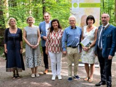 Anlässlich der Veröffentlichung des Handbuches zur Entwicklung von zertifizierten Kur- und Heilwäldern in Bayern die Autorinnen von links Dipl. Ing. Eva Robl, Dr. Gisela Immich und  Prof. Dr. Dr. Angela Schuh von der Ludwig-Maximilians Universität mit dem BHV-Vorsitzenden Peter Berek, Prof. Eberhard Volger und Ute Ammerpohl vom Kompetenzzentrum und Wirtschaftsminister Hubert Aiwanger / Foto  BHV