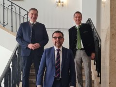 v.l. BHV-Vorsitzender Peter Berek, Gesundheitsminister Klaus Holetschek und BHV-Geschäftsführer Thomas Jahn