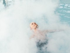 Die Gesundheitsorte im Freistaat wollen sich neu erfinden - innovativer, pr&auml;ventionsst&auml;rker, digitaler - und zugleich auf das bauen, was sie seit Jahrzehnten erfolgreich macht und was gesellschaftlich wieder zunehmend im Trend liegt: die nat&uuml;rliche Heilkraft aus Thermalwasser, Moor, Luft und Bewegung. Foto: Gesundes Bayern/Daniel Zangerl