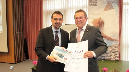 Vorsitzender Klaus Holetschek gratuliert Sepp H&ouml;fer zur Ernennung zum Ehrenmitglied, &copy; Bayerischer Heilb&auml;der-Verband e.V.