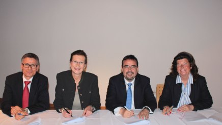 Ein Memorandum für die Pflegekräfte wird unterzeichnet. Von links: Joachim Görtz (bpa), Kurdirektorin Gabriella Squarra (Kur GmbH Bad Reichenhall-Bayerisch Gmain), Vorsitzender Klaus Holetschek, Prof. Angela Schuh (LMU München), © Bayerischer Heilbäder-Verband e.V. Ein Memorandum für die Pflegekräfte wird unterzeichnet. Von links: Joachim Görtz (bpa), Kurdirektorin Gabriella Squarra (Kur GmbH Bad Reichenhall-Bayerisch Gmain), Vorsitzender Klaus Holetschek, Prof. Angela Schuh (LMU München), © Bayerischer Heilbäder-Verband e.V.