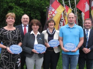 Geschäftsführer Rudolf Weinberger und Weiterbildungsleiter Gerhard Winklhofer mit den vier neuen Gütesiegelinhabern (von links): Kathrin Romeis-Merten, Erna Neumeyer, Christiane Denecke und Florian Bauer, © Kur- &amp; GästeService Bad Füssing