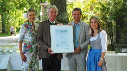 Freude in Bad Aibling über die BHV-Auszeichnung als „Für Allergiker qualitätsgeprüfter Kurort“: BHV-Projektleiterin Anja Bode, Erster Bürgermeister Felix Schwaller, Kurdirektor Thomas Jahn und Daniela Schuh vom Gästeservice (v. li.)