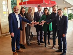 Von links:,stv. Landrat Unterllgäu Michael Helfert, die Präsidentin des Kneipp-Bundes Christine Haubrich, die Kurdirektorin von Bad Wörishofen Cathrin Herd, Bürgermeister Stefan Welzer, Tourismusministerin Michaela Kaniber, der BHV Vorsitzende Peter Berek und BHV Geschäftsführer Frank Oette., © Bayerischer Heilbäder-Verband e.V.