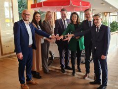 Von links:,stv. Landrat Unterllgäu Michael Helfert, die Präsidentin des Kneipp-Bundes Christine Haubrich, die Kurdirektorin von Bad Wörishofen Cathrin Herd, Bürgermeister Stefan Welzer, Tourismusministerin Michaela Kaniber, der BHV Vorsitzende Peter Berek und BHV Geschäftsführer Frank Oette., © Bayerischer Heilbäder-Verband e.V. Von links:,stv. Landrat Unterllgäu Michael Helfert, die Präsidentin des Kneipp-Bundes Christine Haubrich, die Kurdirektorin von Bad Wörishofen Cathrin Herd, Bürgermeister Stefan Welzer, Tourismusministerin Michaela Kaniber, der BHV Vorsitzende Peter Berek und BHV Geschäftsführer Frank Oette., © Bayerischer Heilbäder-Verband e.V.