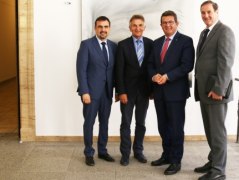 von links: Klaus Holetschek (Vorsitzender BHV), MdL Walter Taubeneder, Staatssekretär Franz Josef Pschierer und Alois Brundobler (stv. Vorsitzender BHV), © Bayerisches Staatsministerium für Wirtschaft und Medien, Energie und Technologie