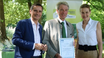Freude &uuml;ber das erreichte Ziel bei Kurdirektor Thomas Jahn, B&uuml;rgermeister Felix Schwaller und BHV-Projektleiterin Anja Bode, &copy; AIB-KUR GmbH &amp; Co.KG