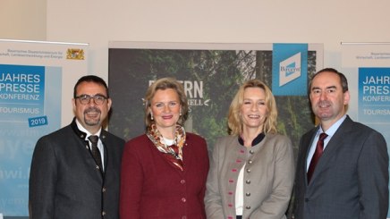 Hubert Aiwanger, Wirtschaftsminister mit (v.l.) Klaus Holetschek, MdL und Vorsitzender des BHV; Angela Inselkammer, Pr&auml;sidentin des DEHOGA-Landesverbands Bayern und Barbara Radomski, Gesch&auml;ftsf&uuml;hrerin der BAYERN TOURISMUS Marketing GmbH., &copy; Rosi Raab, PR-Agentur