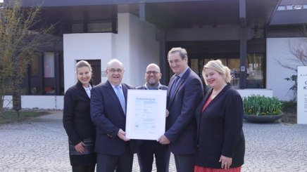 Bad F&uuml;ssing erhielt das Siegel &bdquo;F&uuml;r Allergiker qualit&auml;tsgepr&uuml;fter Kurort&ldquo; des Bayerischen Heilb&auml;der-Verbandes e.V. (BHV). B&uuml;rgermeister Alois Brundobler (2. v. re.) nahm die Auszeichnung in Gegenwart von Kurdirektor Rudolf Weinberger (2.v.li), Dr. Robert Aures, Ministerialrat Bayerisches Gesundheitsministerium (Mitte), Sonja C. Kretschmar, Fachreferentin Tourismus T&Uuml;V Rheinland (re.) und Anja Bode, Projektleiterin BHV (re.) entgegen, &copy; Kur- &amp; G&auml;steService Bad F&uuml;ssing