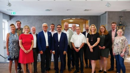 Gruppenfoto bei der BHV-Vorstandssitzung im Alten Amtshaus mit B&uuml;rgermeister Bruno Altrichter (5. von links) und dem BHV-Vorsitzenden Klaus Holetschek (rechts neben ihm).