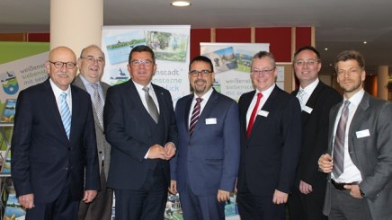 Vorsitzender Klaus Holetschek (Mitte) mit Prof. Rolf Rosenbrock, Geschäftsführer Rudolf Weinberger, Staatssekretär Franz Josef Pschierer, Bürgermeister Frank Dreyer, Stephan Gesell und Thomas Miller, © Bayerischer Heilbäder-Verband e.V. Vorsitzender Klaus Holetschek (Mitte) mit Prof. Rolf Rosenbrock, Geschäftsführer Rudolf Weinberger, Staatssekretär Franz Josef Pschierer, Bürgermeister Frank Dreyer, Stephan Gesell und Thomas Miller, © Bayerischer Heilbäder-Verband e.V.