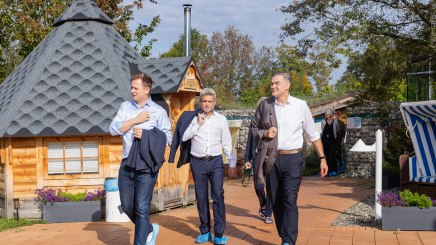 Bad Rodachs Bürgermeister Tobias Ehrlicher, Frank Oette, Geschäftsführer des Bayerischen Heilbäder-Verbands und Bayerns Heilbäderpräsident Landrat Peter Berek beim Rundgang über das Gelände der ThermeNatur Bad Rodach (Kreis Coburg). Foto: BHV/Mykhailov, © Bayerischer Heilbäder-Verband e.V.