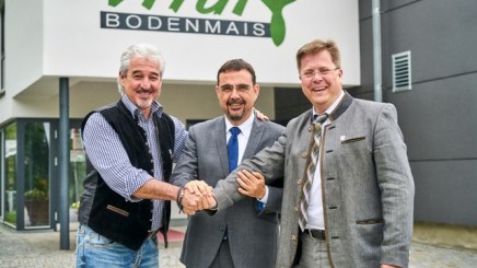 Vorsitzender Klaus Holetschek mit Bürgermeister Joli Haller (rechts) und Bernhard Mosandl (links), Geschäftsführer der Bodenmais Tourismus und Marketing GmbH, © Bodenmais Tourismus/Felgenhauer