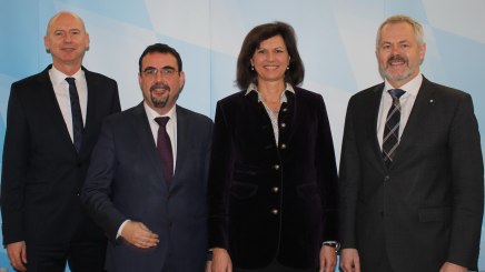 Jahrespressekonferenz: Dr. Martin Spantig (BAYERN TOURISMUS Marketing GmbH), Klaus Holetschek (Bayerischer Heilbäder-Verband e.V.), Ilse Aigner (Bayerische Staatsministerin für Wirtschaft und Medien, Energie und Technologie) und Ulrich N. Brandl (Hotel- und Gaststättenverband DEHOGA Bayern e.V.), © Bayerischer Heilbäder-Verband e.V. Jahrespressekonferenz: Dr. Martin Spantig (BAYERN TOURISMUS Marketing GmbH), Klaus Holetschek (Bayerischer Heilbäder-Verband e.V.), Ilse Aigner (Bayerische Staatsministerin für Wirtschaft und Medien, Energie und Technologie) und Ulrich N. Brandl (Hotel- und Gaststättenverband DEHOGA Bayern e.V.), © Bayerischer Heilbäder-Verband e.V.