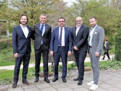 Die beteiligten Partner der Digitalisierungs-Projekte mit dem Bayerischen Gesundheitsminister &ndash; von links: Dr. Andreas Keck, keck-medical; Thomas Jahn, Gesch&auml;ftf&uuml;hrer Bayerischer Heilb&auml;derverband, Gesundheitsminister Klaus Holetschek; Marc Isop, COO Onlim GmbH; Mag. J&ouml;rg Weise Head of Business Development DACH Infermedica, &copy; Bayerischer Heilb&auml;der-Verband