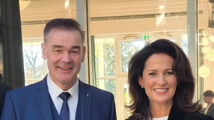 Landrat Peter Berek und Tourismusministerin Michaela Kaniber, © Bayerischer Heilbäder-Verband e.V.