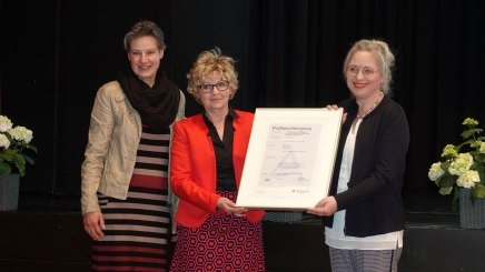 Brigitte Steidele - Dritte Bürgermeisterin der Gemeinde Bad Füssing (Mitte) und Bad Füssings Kur- & Tourismusmanagerin Daniela Leipelt (rechts) bekamen das neue Zertifikat Für Allergier qualitätsgeprüfter Kurort von BHV-Projektleiterin Anja Bode überreicht, © Rudolf G. Maier Brigitte Steidele - Dritte Bürgermeisterin der Gemeinde Bad Füssing (Mitte) und Bad Füssings Kur- & Tourismusmanagerin Daniela Leipelt (rechts) bekamen das neue Zertifikat Für Allergier qualitätsgeprüfter Kurort von BHV-Projektleiterin Anja Bode überreicht, © Rudolf G. Maier