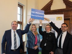 Freude &uuml;ber 100 Millionen &Uuml;bernachtungen in Bayern - von links: Wirtschaftsminister Hubert Aiwanger, die Gesch&auml;ftsf&uuml;hrerin der Bayern Tourismus Marketing GmbH Barbara Radomski, DEHOGA-Pr&auml;sidentin Angela Inselkammer und der BHV-Vorsitzende Klaus Holetschek., &copy; PR-Agentur Rosi Raab