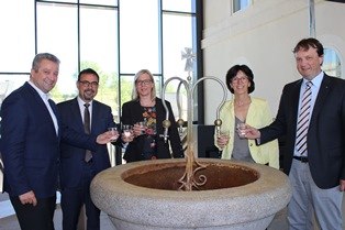 Auf die Gesundheit – von links: Prof. Dr. Thomas Beyer (Landesvorsitzender des
LAB und der AWO in Bayern), der BHV-Vorsitzende Klaus Holetschek, Sonja Borzel (AWO
Bezirksverband Ober- und Mittelfranken e. V.), Evi Bindrim (Paritätische Haus am Kurpark
gGmbH) und Stefan Wagner (Landes-Caritasverband Bayern e. V.). Auf die Gesundheit – von links: Prof. Dr. Thomas Beyer (Landesvorsitzender des
LAB und der AWO in Bayern), der BHV-Vorsitzende Klaus Holetschek, Sonja Borzel (AWO
Bezirksverband Ober- und Mittelfranken e. V.), Evi Bindrim (Paritätische Haus am Kurpark
gGmbH) und Stefan Wagner (Landes-Caritasverband Bayern e. V.).
