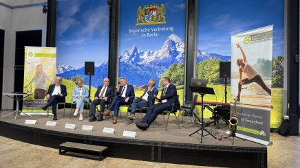 Podiumsdiskussion mit v.l. Dr. Johannes Nie&szlig;en (BI&Ouml;G), Sabine Dittmar (MdB), Dr. Georg Kippels (Parlamentarischer Staatssekret&auml;r, BMG), Peter Berek (1. Vorsitzender BHV), Prof. Dr. Andreas Michalsen (Charit&eacute; Berlin), Dr. Alexander Steinmann (Staatsministerium f&uuml;r Gesundheit, Pflege und Pr&auml;vention, Bayern), &copy; Bayerischer Heilb&auml;der-Verband e.V.
