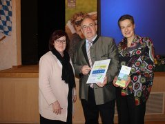 Ingrid Fischbach, Staatssekretärin im Bundesministerium für Gesundheit, RudolfWeinberger, Kurdirektor Bad Füssing und Anja Bode, BHV-Projektleiterin Allergikerfreundliche Kommune, © Bayerischer Heilbäder-Verband e.V.