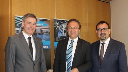 Gastgeber Herr Peter Berek, Herr Dr. Hans-Peter Friedrich Vizepräsident des Deutschen Bundestages und Herr Klaus Holetschek Vorsitzender des Bayerischen Heilbäder-Verbandes e.V. Gastgeber Herr Peter Berek, Herr Dr. Hans-Peter Friedrich Vizepräsident des Deutschen Bundestages und Herr Klaus Holetschek Vorsitzender des Bayerischen Heilbäder-Verbandes e.V.