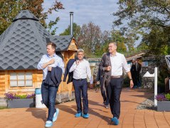 Bad Rodachs B&uuml;rgermeister Tobias Ehrlicher, Frank Oette, Gesch&auml;ftsf&uuml;hrer des Bayerischen Heilb&auml;der-Verbands und Bayerns Heilb&auml;derpr&auml;sident Landrat Peter Berek beim Rundgang &uuml;ber das Gel&auml;nde der ThermeNatur Bad Rodach (Kreis Coburg). Foto: BHV/Mykhailov, &copy; Bayerischer Heilb&auml;der-Verband e.V.