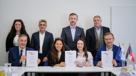 Mit rund 30 Millionen Übernachtungen jährlich sind die Heilbäder Bayerns und Tschechiens gemeinsam die größte Gesundheitsregion auf dem Kontinent. Jetzt wollen die mehr als 100 Kurorte und Kurbetriebe in einer grenzübergreifenden Kooperation Weichen für die Zukunft stellen. Foto: Bayerischer Heilbäder-Verband Mit rund 30 Millionen Übernachtungen jährlich sind die Heilbäder Bayerns und Tschechiens gemeinsam die größte Gesundheitsregion auf dem Kontinent. Jetzt wollen die mehr als 100 Kurorte und Kurbetriebe in einer grenzübergreifenden Kooperation Weichen für die Zukunft stellen. Foto: Bayerischer Heilbäder-Verband