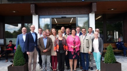 Die BHV-Vorstandschaft mit dem Verbandsvorsitzenden Klaus Holetschek (4. von rechts) beim Besuch in der Fachklinik Allgäu mit Bürgermeisterin Michaela Waldmann (links daneben)  und dem Geschäftsführer der Klinik Andreas Nitsch (2. von links).