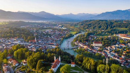 Der Bad Tölzer Bürgermeister Dr. Ingo Mehner machte am konkreten Beispiel deutlich, welche strategische Bedeutung das Prädikat für seinen Ort hat. Bad Tölz zählt mit rund 335.000 Übernachtungen jährlich zu den erfolgreichen Tourismusstandorten im oberbayerischen Voralpenland
– und setze dabei bewusst auf nachhaltige Entwicklung und hochwertigen Gesundheitstourismus.
Foto: Stadt Bad Tölz Der Bad Tölzer Bürgermeister Dr. Ingo Mehner machte am konkreten Beispiel deutlich, welche strategische Bedeutung das Prädikat für seinen Ort hat. Bad Tölz zählt mit rund 335.000 Übernachtungen jährlich zu den erfolgreichen Tourismusstandorten im oberbayerischen Voralpenland
– und setze dabei bewusst auf nachhaltige Entwicklung und hochwertigen Gesundheitstourismus.
Foto: Stadt Bad Tölz