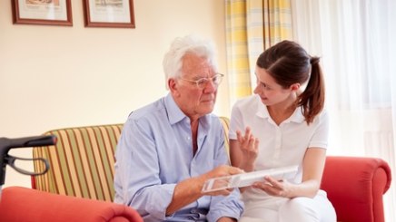 Pflegekr&auml;fte m&uuml;ssen oft &Uuml;berzeugungsarbeit leisten, wenn es um die Einnahme von Medikamenten geht, &copy; Bayerischer Heilb&auml;der-Verband e.V.
