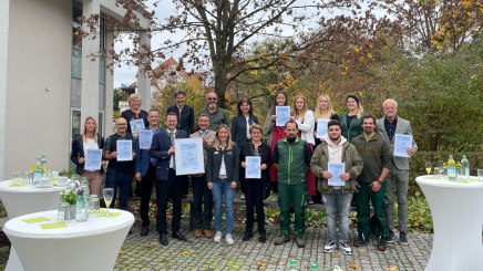 Neue Zertifikate für den frisch rezertifizierten Für Allergiker qualitätsgeprüften Kurort Bad Aibling gab es für Bürgermeister Stephan Schlier und Kurdirektor Thomas Jahn (vorn 4.u.5.v.li.) und die allergikerfreundlichen Betriebe von BHV-Projektleiterin Anja Bode (hi 2.v.li.), © AIB-KUR GmbH &amp; CO KG