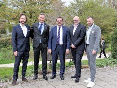 Die beteiligten Partner der Digitalisierungs-Projekte mit dem Bayerischen Gesundheitsminister &ndash; von links: Dr. Andreas Keck, keck-medical; Thomas Jahn, Gesch&auml;ftf&uuml;hrer Bayerischer Heilb&auml;derverband, Gesundheitsminister Klaus Holetschek; Marc Isop, COO Onlim GmbH; Mag. J&ouml;rg Weise Head of Business Development DACH Infermedica, &copy; Bayerischer Heilb&auml;der-Verband