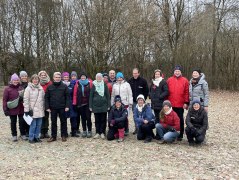 Die Teilnehmergruppe am Seminar &bdquo;Stressbew&auml;ltigung im Wald&ldquo; in Bad K&ouml;tzting mit BHV-Gesch&auml;ftsf&uuml;hrer Frank Oette (5. Von links), &copy; Bayerischer Heilb&auml;der-Verband e.V.