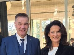 Landrat Peter Berek und Tourismusministerin Michaela Kaniber, &copy; Bayerischer Heilb&auml;der-Verband e.V.