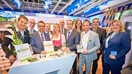 Hubert Aiwanger, Bayerischer Staatsminister für Wirtschaft, Landesentwicklung und Energie (5. v. re.) und Thorsten Glauber, Bayerischer Staatsminister für Umwelt und Verbraucherschutz (4. v. re.) am BHV-Stand auf der ITB mit BHV-Vorsitzendem Klaus Holetschek (3. v. li.), BHV-Projektleiterin Anja Bode (li.), Sonja Kretschmar (re.) und Olaf Seiche (2. v. re.) von TÜV Rheinland, © bayern.byGert_Krautbauer