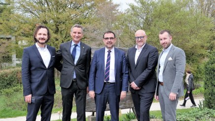 Die beteiligten Partner der Digitalisierungs-Projekte mit dem Bayerischen Gesundheitsminister – von links: Dr. Andreas Keck, keck-medical; Thomas Jahn, Geschäftführer Bayerischer Heilbäderverband, Gesundheitsminister Klaus Holetschek; Marc Isop, COO Onlim GmbH; Mag. Jörg Weise Head of Business Development DACH Infermedica, © Bayerischer Heilbäder-Verband