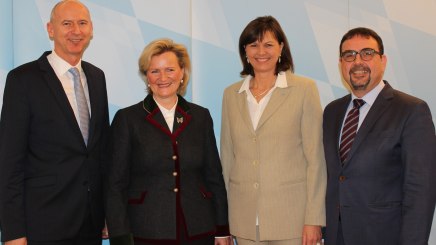 Von links nach rechts: Dr. Martin Spantig (Geschäftsführer BAYERN TOURISMUS Marketing GmbH), Angela Inselkammer (Präsidentin Bayerischer Hotel- und Gaststättenverbandes DEHOGA Bayern e.V.), Staatsministerin Ilse Aigner und Klaus Holetschek (Vorsitzender Bayerischer Heilbäder-Verband e.V.), © Bayerischer Heilbäder-Verband e.V. Von links nach rechts: Dr. Martin Spantig (Geschäftsführer BAYERN TOURISMUS Marketing GmbH), Angela Inselkammer (Präsidentin Bayerischer Hotel- und Gaststättenverbandes DEHOGA Bayern e.V.), Staatsministerin Ilse Aigner und Klaus Holetschek (Vorsitzender Bayerischer Heilbäder-Verband e.V.), © Bayerischer Heilbäder-Verband e.V.