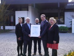 Bad F&uuml;ssing erhielt das Siegel &bdquo;F&uuml;r Allergiker qualit&auml;tsgepr&uuml;fter Kurort&ldquo; des Bayerischen Heilb&auml;der-Verbandes e.V. (BHV). B&uuml;rgermeister Alois Brundobler (2. v. re.) nahm die Auszeichnung in Gegenwart von Kurdirektor Rudolf Weinberger (2.v.li), Dr. Robert Aures, Ministerialrat Bayerisches Gesundheitsministerium (Mitte), Sonja C. Kretschmar, Fachreferentin Tourismus T&Uuml;V Rheinland (re.) und Anja Bode, Projektleiterin BHV (re.) entgegen, &copy; Kur- &amp; G&auml;steService Bad F&uuml;ssing