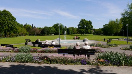 Senioren genie&szlig;en den Aufenthalt im Kurpark, &copy; Kur- &amp; G&auml;steService Bad F&uuml;ssing