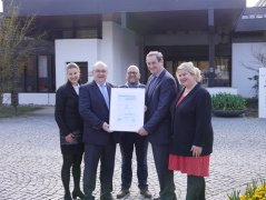 Bad Füssing erhielt das Siegel „Für Allergiker qualitätsgeprüfter Kurort“ des Bayerischen Heilbäder-Verbandes e.V. (BHV). Bürgermeister Alois Brundobler (2. v. re.) nahm die Auszeichnung in Gegenwart von Kurdirektor Rudolf Weinberger (2.v.li), Dr. Robert Aures, Ministerialrat Bayerisches Gesundheitsministerium (Mitte), Sonja C. Kretschmar, Fachreferentin Tourismus TÜV Rheinland (re.) und Anja Bode, Projektleiterin BHV (re.) entgegen, © Kur- &amp; GästeService Bad Füssing