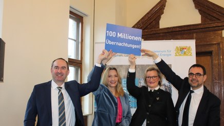 Freude über 100 Millionen Übernachtungen in Bayern - von links: Wirtschaftsminister Hubert Aiwanger, die Geschäftsführerin der Bayern Tourismus Marketing GmbH Barbara Radomski, DEHOGA-Präsidentin Angela Inselkammer und der BHV-Vorsitzende Klaus Holetschek., © PR-Agentur Rosi Raab