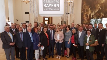 In der Mitte vorne der Vorsitzende des Bayerischen Heilbäder-Verbandes Klaus Holetschek, MdL, links daneben Landtagspräsidentin Barbara Stamm, rechts neben ihm Gesundheitsministerin Melanie Huml. In der Mitte vorne der Vorsitzende des Bayerischen Heilbäder-Verbandes Klaus Holetschek, MdL, links daneben Landtagspräsidentin Barbara Stamm, rechts neben ihm Gesundheitsministerin Melanie Huml.