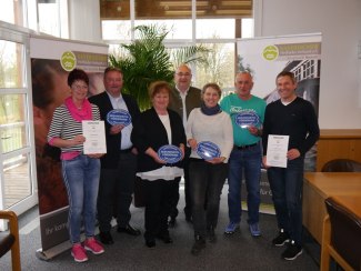 Auf dem Foto (von links):
Gabi Steven / Rottal Terme Bad Birnbach,
Gerhard Winklhofer / Fortbildungsleitung BHV,
Vesna Zinkeisen / Spa &amp; Familienresort Rupertustherme Bad Reichenhall,
Rudolf Weinberger / Gesch&auml;ftsf&uuml;hrer BHV,
Ruth Stidl / G&auml;ste- und Kurservice Bad Griesbach,
Roland Freudenstein / Praxis f&uuml;r Physiotherapie Bad F&uuml;ssing,
J&uuml;rgen Knon / Teamleiter Therapie Johannesbad Hotels Bad F&uuml;ssing, &copy; Kur- &amp; G&auml;steService Bad F&uuml;ssing