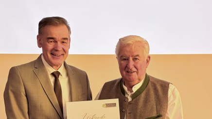 Bayerns Heilb&auml;derpr&auml;sident Peter Berek (links) ernennt Karl Zettl (rechts) im Rahmen des Bayerischen Heilb&auml;dertags in Bad Griesbach zum Ehrenmitglied des Bayerischen Heilb&auml;der-Verbands. Foto: BHV