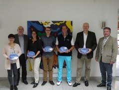 Gesch&auml;ftsf&uuml;hrer Rudolf Weinberger (2 v.l.) und Schulungsleiter Gerhard Winklhofer (rechts) gratulieren den f&uuml;nf Leistungserbringern (v.l.) Anja H&ouml;sl, Silke Schwichtenberg-Fuchs, Alexander Stopp, Mario Hikli und Heinrich Saller zur erfolgreich absolvierten Weiterbildung, &copy; Kur- &amp; G&auml;steService - Gesundheit ServiceCenter, Bad F&uuml;ssing